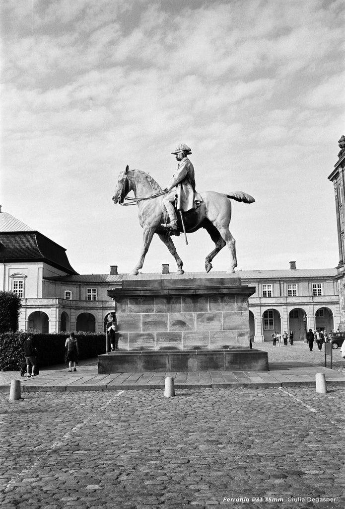 Ferrania P33 - 35mm Film - sample photo of statue
