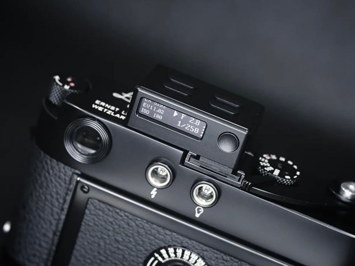 Keks KM02 - the premium light-meter for film cameras - black on a leica film camera
