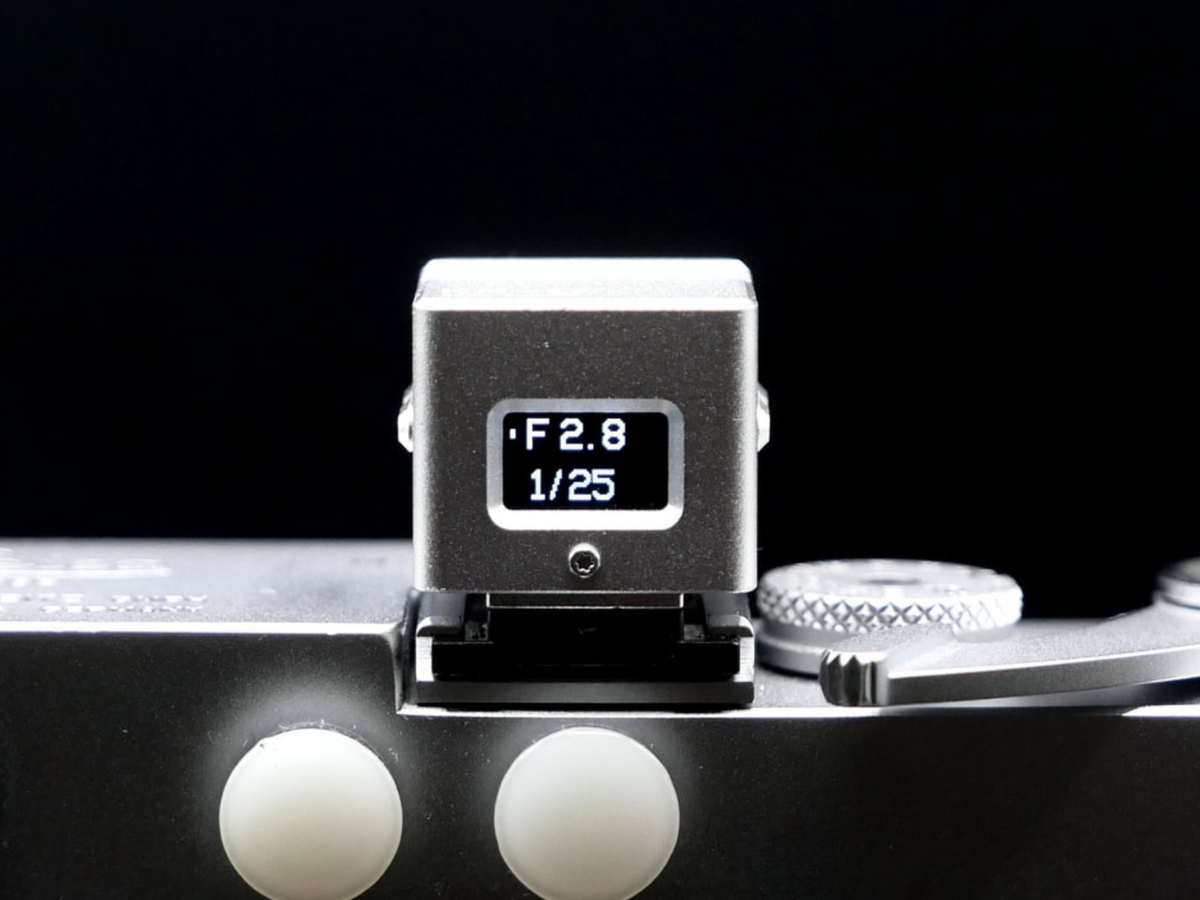 Keks KMQ - the compact modern light-meter for film cameras - back display on a film camera