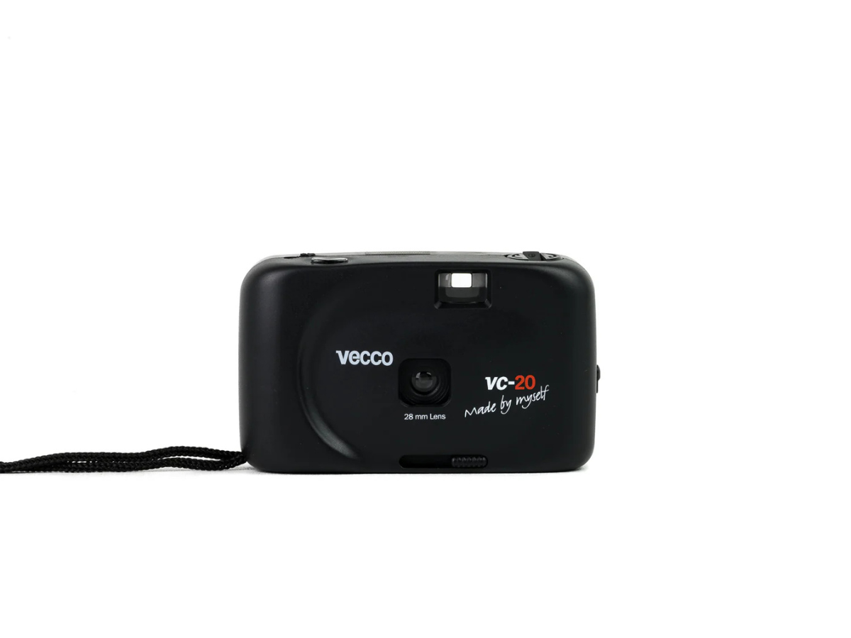 Black instant camera with 'vecco' branding on a white background