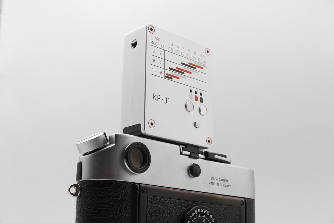 Keks KF01 - Compact Flash for vintage Cameras - Chrome on top of a Leica film camera