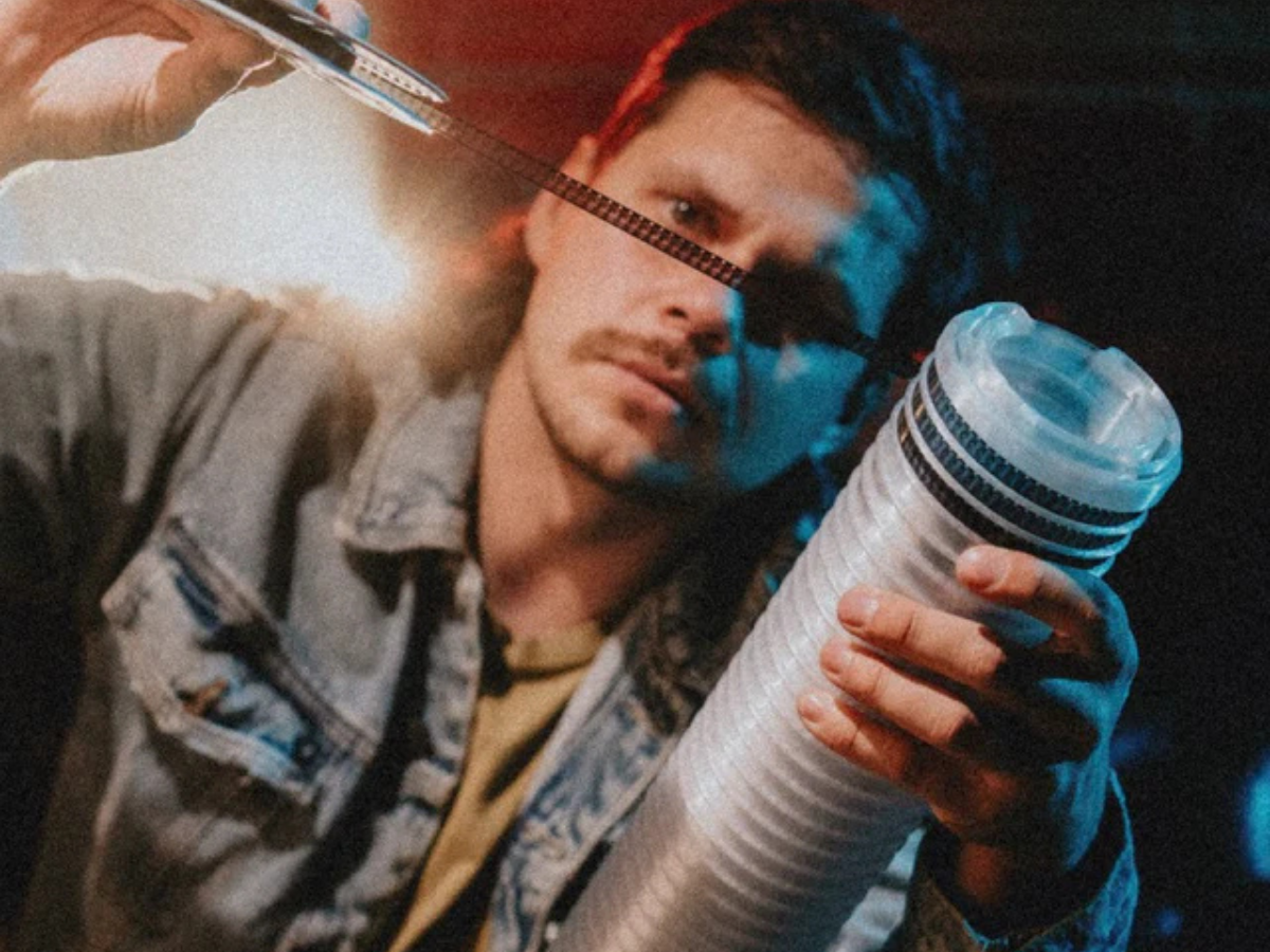 Person holding the developing reel