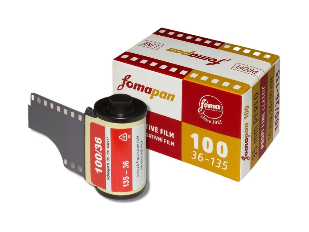 https://analoguewonderland.co.uk/cdn/shop/products/fomapan-classic-100-35mm-film-at-analogue-wonderland-980738.jpg?v=1649426184&width=1008